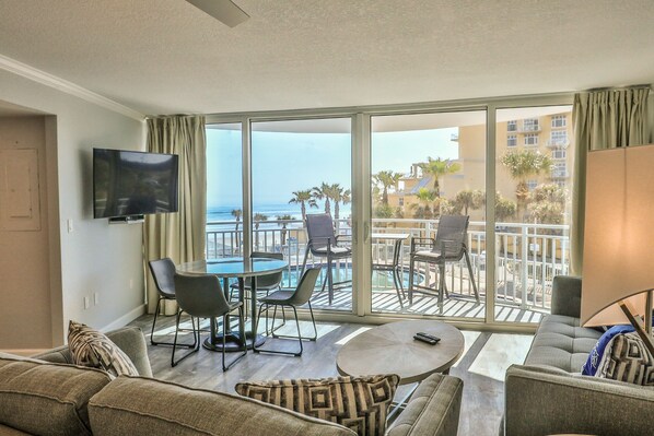 Ping pong - LUXURY OCEANFRONT 2BR Condo, Pool & Hot Tub, Game Rooms, Great Views (Daytona Beach Shores)
