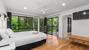 Room - Room with peaceful bush views near Angourie's famous surf.  Pet friendly. (Wooloweyah)