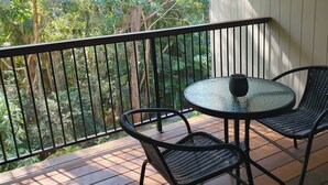 Outdoor dining - Room with peaceful bush views near Angourie's famous surf.  Pet friendly. (Wooloweyah)