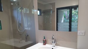 Bathroom - Room with peaceful bush views near Angourie's famous surf.  Pet friendly. (Wooloweyah)
