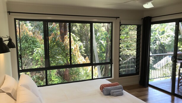 Room - Room with peaceful bush views near Angourie's famous surf.  Pet friendly. (Wooloweyah)