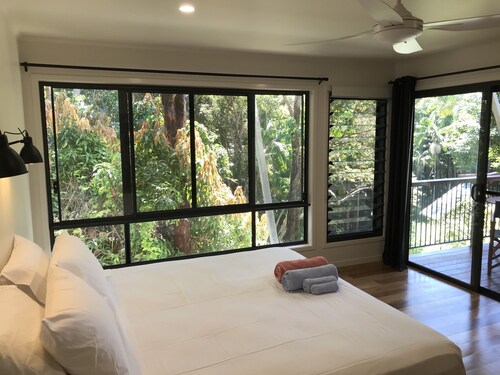 Room with peaceful bush views near Angourie's famous surf.  Pet friendly.