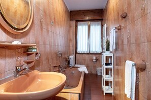Ducha, artículos de tocador gratuitos, secador de pelo, toallas