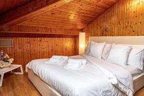 4 bedrooms, iron/ironing board, free WiFi, bed sheets