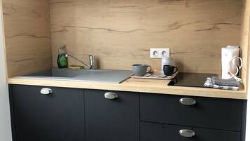 Coffee/tea maker, cookware/dishes/utensils