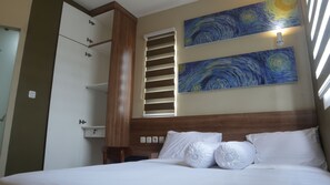 Desk, soundproofing, free WiFi, bed sheets - Djuragan Kamar Slipi (Jakarta)