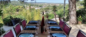 Pretty villa near Avignon and the Pont du Gard with a view of the village of Tavel