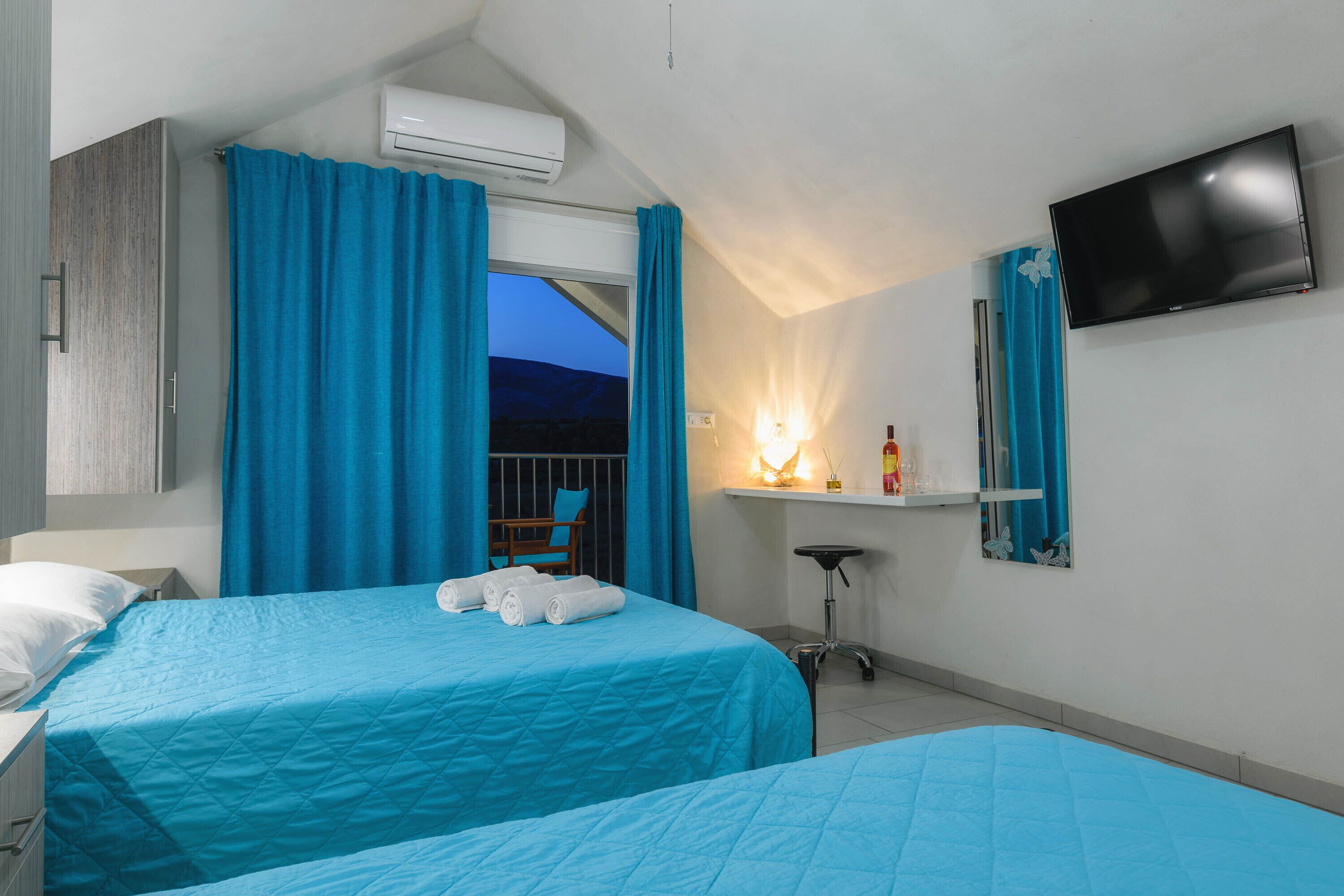 Triple Room | In-room safe, blackout curtains, iron/ironing board, free WiFi