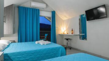 Triple Room | In-room safe, blackout curtains, iron/ironing board, free WiFi