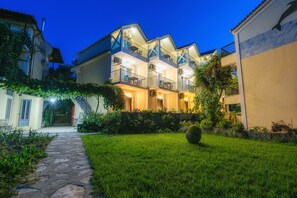 住宿正面 - 傍晚/夜晚