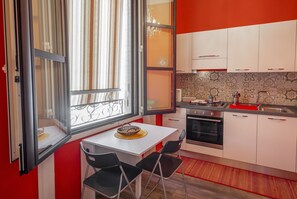 Kühlschrank, Ofen, Herdplatte, Wasserkocher mit Kaffee-/Teezubehör