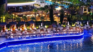 A resort with a pool, outdoor seating, and a dining area. - Mylome Luxury Hotel & Resort - Ultra All Inclusive (Alanya)