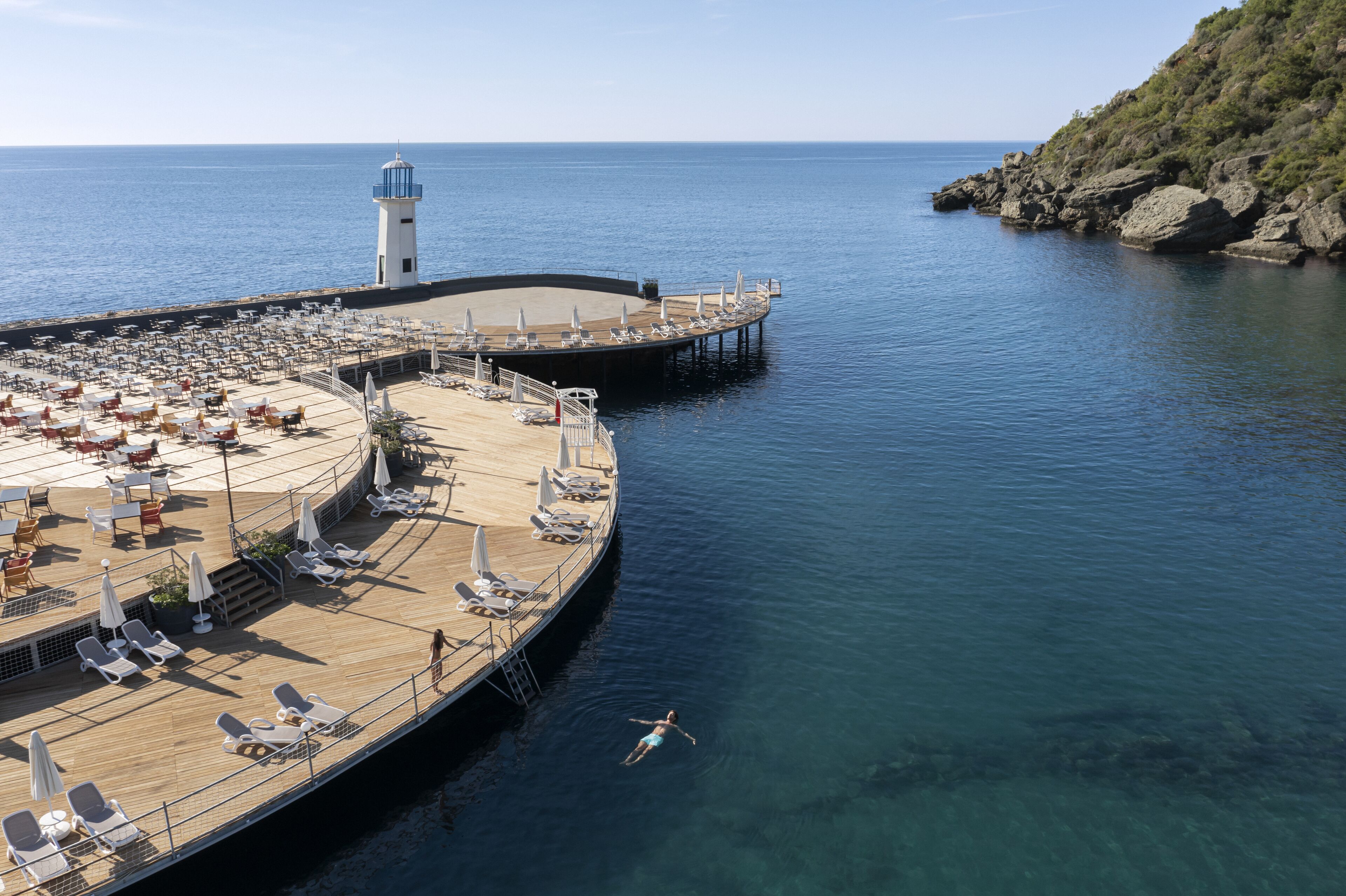 Plage privée, cabines gratuites, chaises longues, parasols