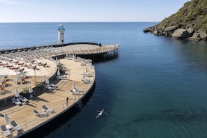 Plage privée, cabines gratuites, chaises longues, parasols