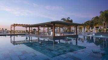 Een binnenzwembad, 5 buitenzwembaden, parasols voor strand/zwembad