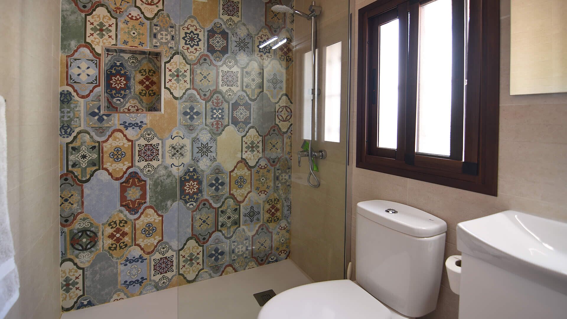 Duschwanne, Haartrockner, Handtücher