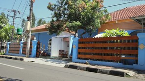 Vista frontal de la propiedad