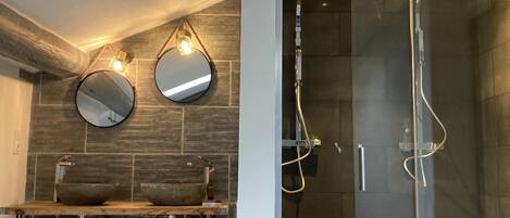 Douche, sèche-cheveux, serviettes fournies, savon