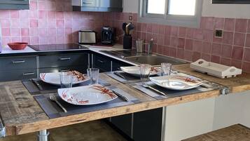 Een koelkast, een microgolfoven, een oven, een kookplaat