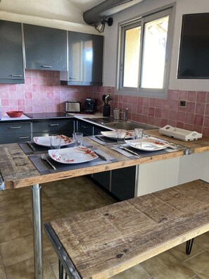 Frigorífico, microondas, horno y placa de cocina