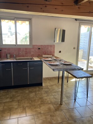 Réfrigérateur, four à micro-ondes, un four, surface de cuisson