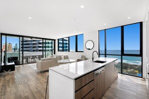 Apartamento, 2 quartos, vista para o oceano | Cofres nos quartos, individualmente decorados
