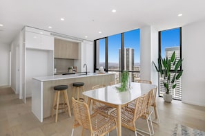 Apartamento, 2 quartos (Gold Coast View) | Cozinha privada | Geladeira grande, micro-ondas, fogão, lava-louças
