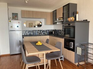 Een koelkast, een microgolfoven, een oven, een kookplaat