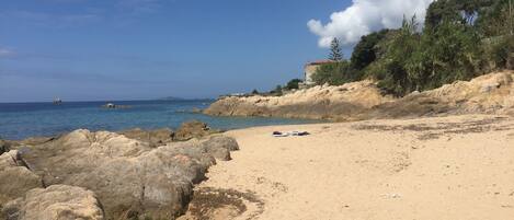 Una spiaggia nelle vicinanze