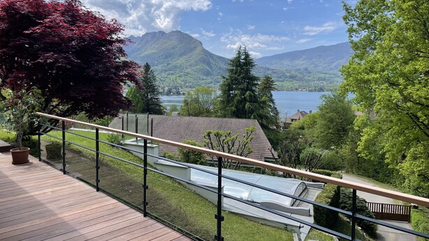 A balcony with a view of a lake, mountains, and a forested area. - Villa (Talloires-Montmin)
