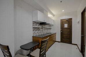 Superior Room | Living area | 32-inch flat-screen TV with cable channels, TV - OYO 739 Cornerstone Manor (Mandaue)