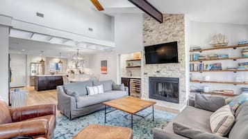 Een televisie en een open haard