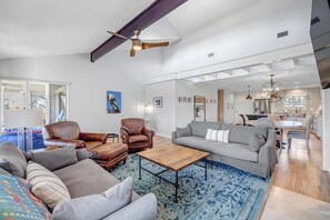 TV, fireplace - Beach-2-Green - 3BR condo w/ golf views & pool (Ponte Vedra Beach)