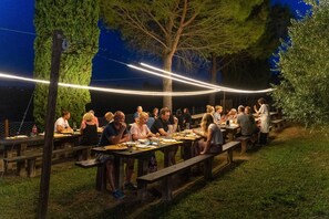 Outdoor dining - Gorgeous Lodging with porch,A/C,quiet,pool with jacuzzi corner,children friendly (Toscana)