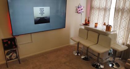 Modern Chic Lux 2BD W/Office 2 BA and Balcony