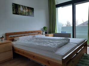 1 slaapkamer, een strijkplank/strijkijzer, gratis wifi, beddengoed