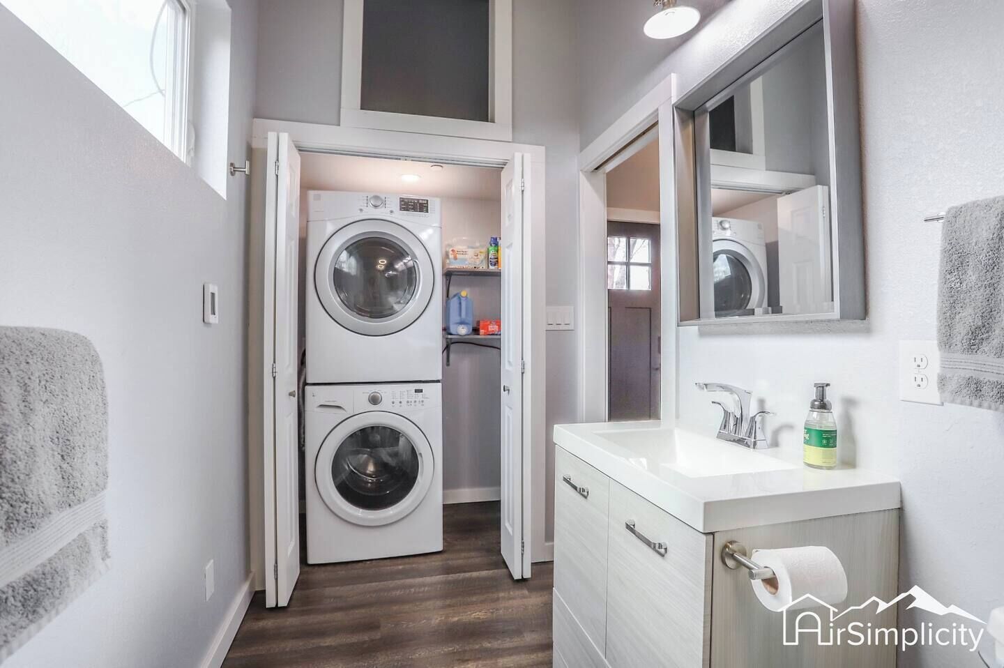 Een haardroger, handdoeken