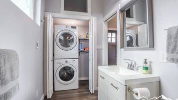 Een haardroger, handdoeken