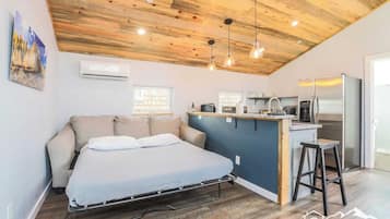 1 habitación, tabla de planchar con plancha y cuna de viaje