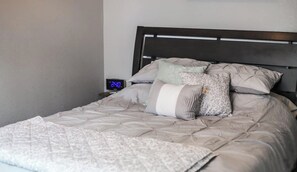 1 bedroom, iron/ironing board, travel crib, free WiFi - Heart of Golden • Balcony • Near Mtns & Red Rocks (Golden)