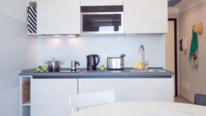 Refrigerador, microondas, tostadora, utensilios de cocina