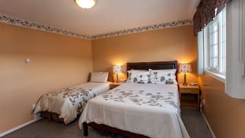 4 bedrooms, iron/ironing board, WiFi, bed sheets