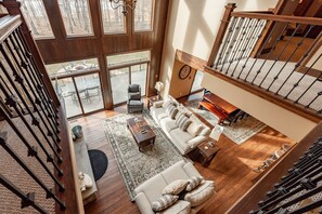 Televisie, een open haard, een dvd-speler en een kantoor