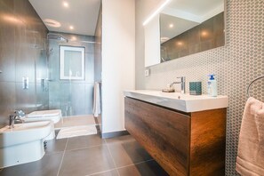 Badewanne, Haartrockner, Bidet, Handtücher