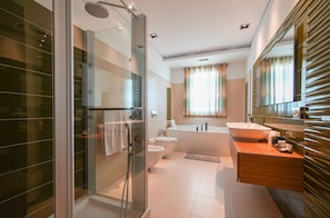 Baignoire, sĂšche-cheveux, bidet, serviettes fournies