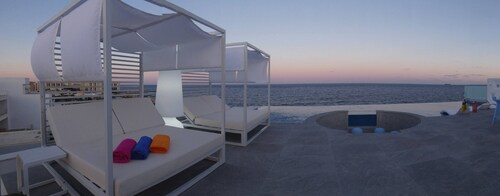 Luxurious 8 Bedroom Villa with indoor pool & sauna
