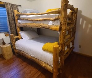 1 habitación, escritorio, tabla de planchar con plancha y cuna de viaje