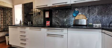 Frigorífico, microondas, horno y placa de cocina