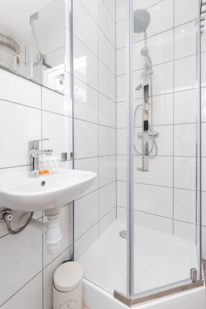 Een douche, handdoeken