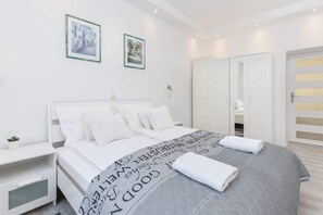 1 slaapkamer, een strijkplank/strijkijzer, wifi, beddengoed
